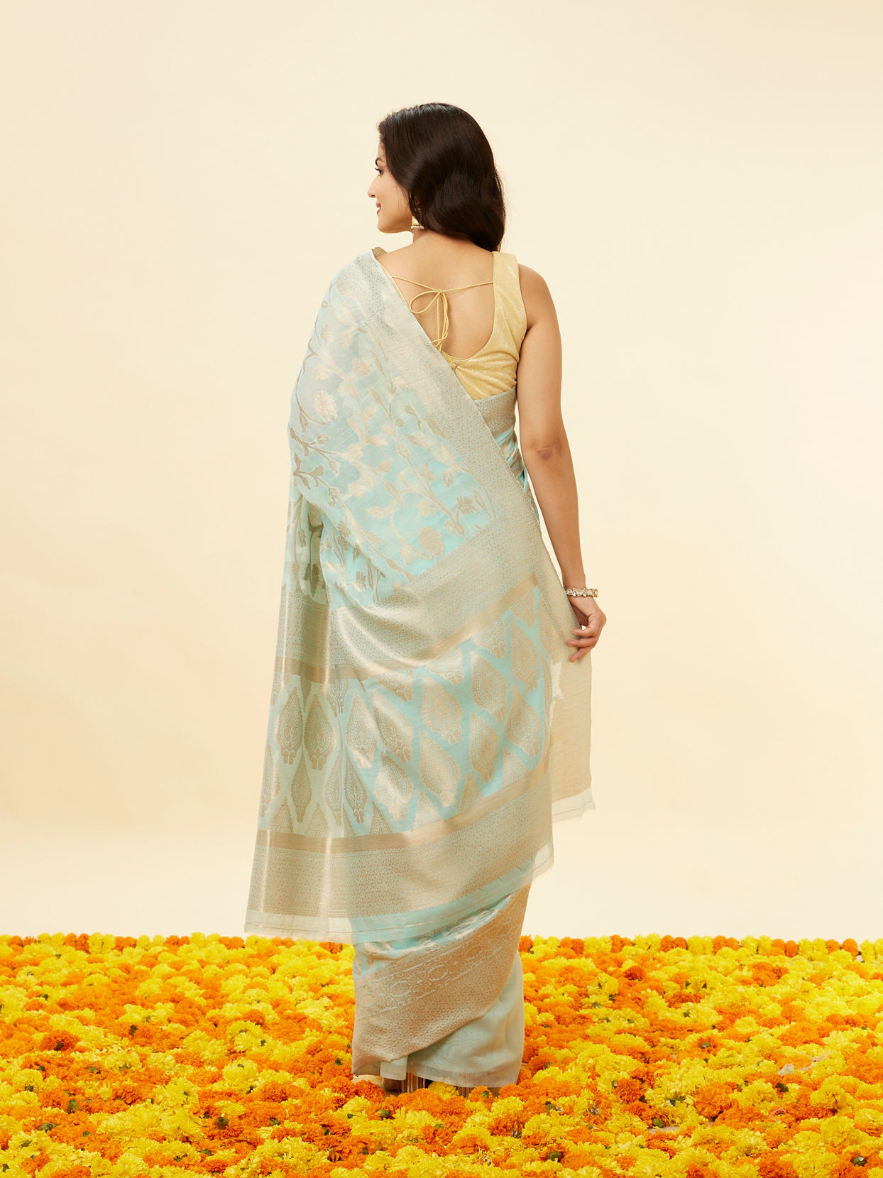 alt message - Mohey Women Marigold Yellow Floral Patterned Saree image number 2